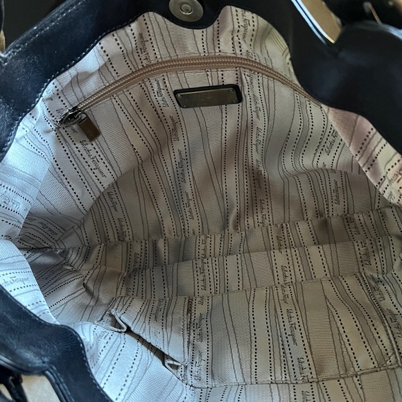 Beautiful Salvatore Ferragamo Leather Handbag - Picture 6 of 6